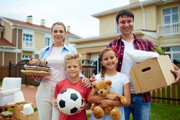 Two Kids Parents Going Change Place Living — Stock Photo, Image