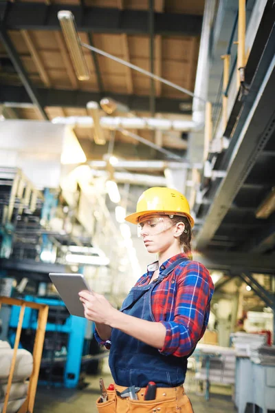 Hossz Szelvény Nézet Magabiztos Női Technikus Védő Szemüveg Hardhat Segítségével — Stock Fotó