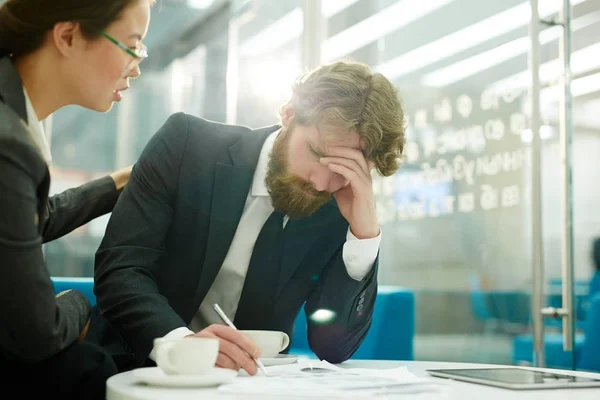 Mulher Negócios Incentivando Seu Colega Durante Trabalho Escritório — Fotografia de Stock