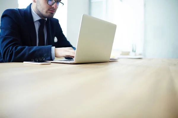 Giovane Dipendente Seduto Sul Posto Lavoro Guardando Attraverso Informazioni Online — Foto Stock