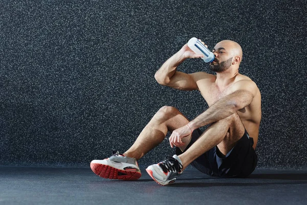 Sportlicher Mann Trinkt Nach Dem Training Wasser Aus Plastikflasche — Stockfoto