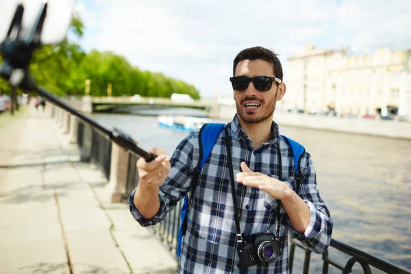 휴가에 여행을 즐기고 강둑에 스마트폰와 포드를 Selfie 사진을 선글라스를 잘생긴 — 스톡 사진