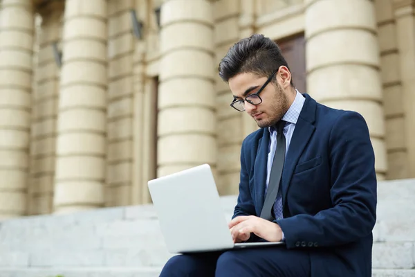 Spécialiste Sans Emploi Recherche Emploi Sur Internet Après Obtention Son — Photo