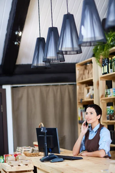 Glada Medelålders Shop Ägare Talar Till Hennes Vän Smartphone Med — Stockfoto