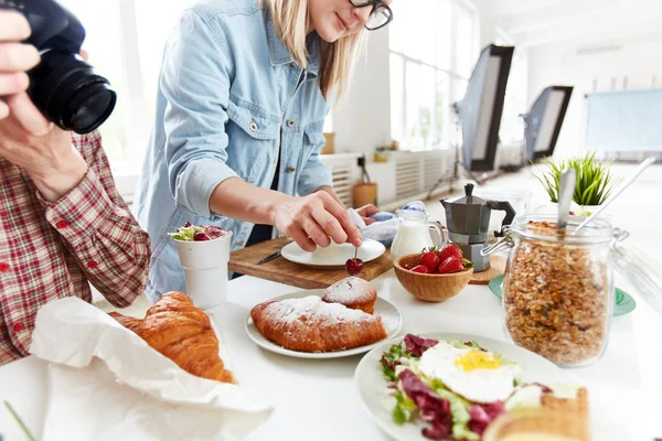 Estilista Alimentos Preparando Mesa Con Comidas Para Fotografiar — Foto de Stock