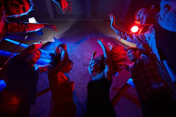 Круг Веселых Друзей Танцующих Ночном Клубе — стоковое фото