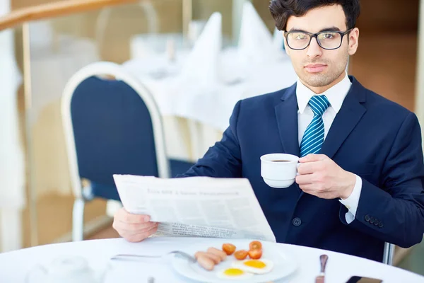 Homme Affaires Ayant Une Collation Dans Café Lecture Des Nouvelles — Photo