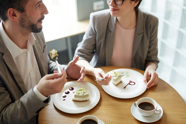 Empresários Modernos Discutindo Seus Negócios Pela Sobremesa Café — Fotografia de Stock