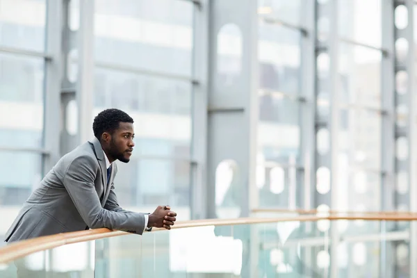 Jonge Werkgever Denken Van Komende Ontmoeting Met Zakenpartner — Stockfoto