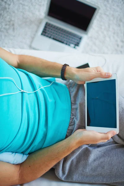 Hombre Irreconocible Sosteniendo Tableta Digital Escuchando Música Cuando Está Acostado —  Fotos de Stock