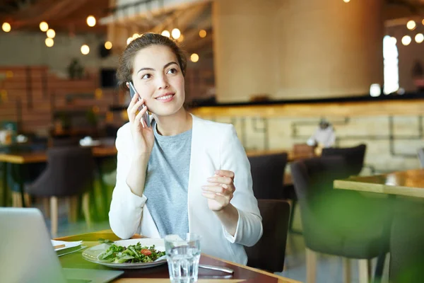 Mujer Negocios Bastante Joven Hablando Teléfono Inteligente Mientras Almuerza Desayuna — Foto de Stock