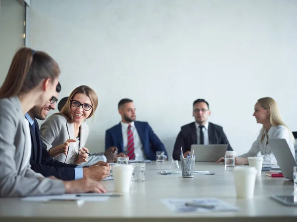 Gruppe Fröhlicher Geschäftsleute Lächelt Und Plaudert Besprechungstisch Konferenzraum — Stockfoto