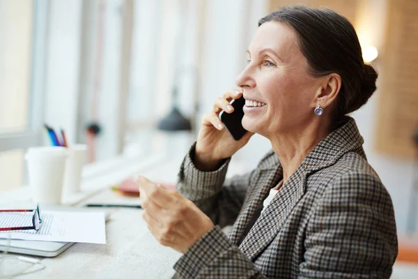 Вид Веселую Пожилую Женщину Разговаривающую Своим Другом Смартфону Наслаждающуюся Кофе — стоковое фото