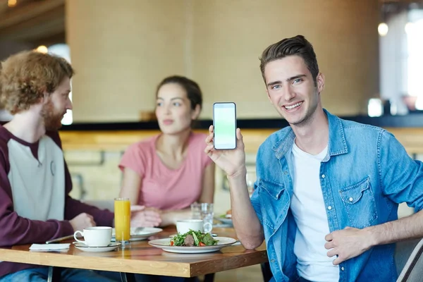 Chico Feliz Con Smartphone Mostrando Anuncio Promocional Nuevo Comensal Donde — Foto de Stock