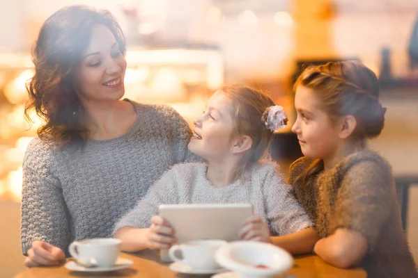 Mujer Sus Hijas Adictas Gadgets Pasar Tiempo Con Touchpad Cafetería — Foto de Stock