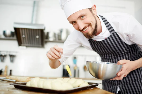 Homem Feliz Uniforme Chef Preparando Pães Para Assar — Fotografia de Stock