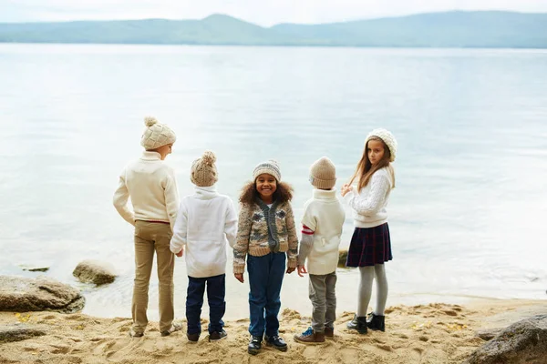Grupp Barn Som Leker Utomhus Naturen Står Vid Sjön Med — Stockfoto