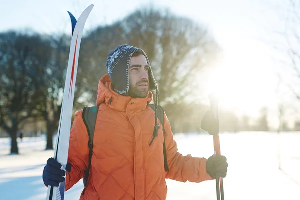 Junge Skifahrerin Sah Bei Wochenendausflug Kurioses Ländlicher Umgebung — Stockfoto
