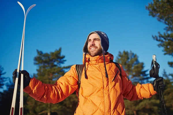 Unga Idrottsutövare Med Skidor Titta Runt Och Beundra Skönheten Vinter — Stockfoto