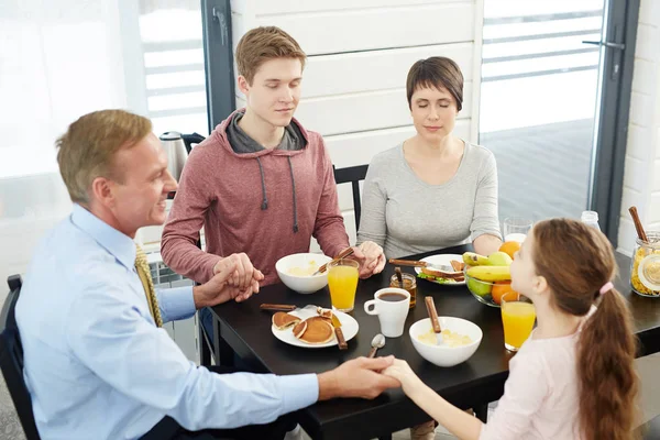 Parents Kids Holding Hands While Praying Breakfast — Stock Photo, Image