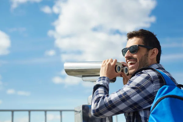 Retrato Del Joven Hombre Guapo Sonriendo Felizmente Mientras Está Pie — Foto de Stock