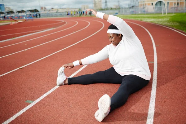 Cuerpo Positivo Mujer Africana Haciendo Ejercicio Estiramiento Sentado Pista Atletismo — Foto de Stock