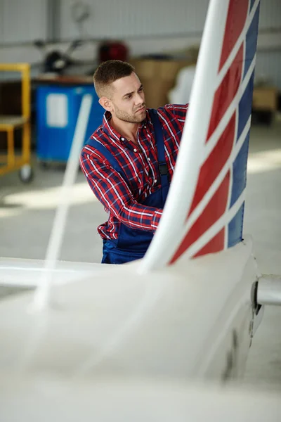 Samolot Usługi Załogi Pracuje Inspekcji Wstępnej Konserwacji Portret Młody Mechanik — Zdjęcie stockowe