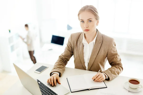 Portrait Pretty Fair Haired White Collar Worker Looking Camera Confidently — Stock Photo, Image