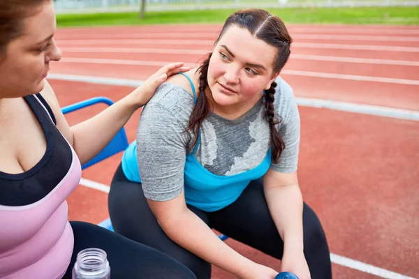 Młoda Kobieta Wspieranie Jej Przyjaciel Trudnych Workout Nadmiernie Rozmiar — Zdjęcie stockowe