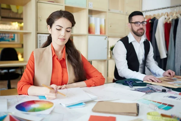 Jovem Mulher Trabalhando Como Designer Moda Com Seu Assistente Segundo — Fotografia de Stock