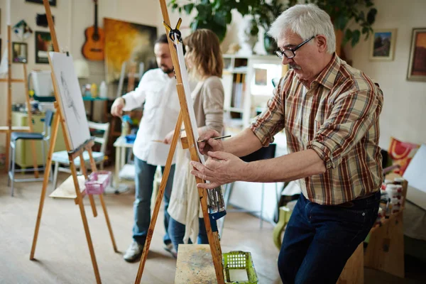 Man Grey Hair Making Sketch Paper While Standing Easel — Stock Photo, Image
