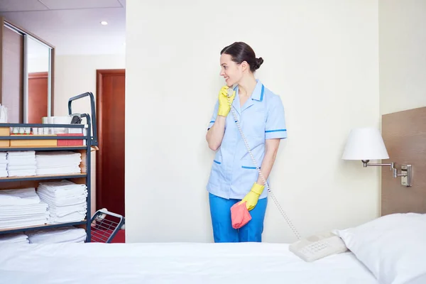 Jeune Concierge Parlant Téléphone Chambre Pendant Travail — Photo