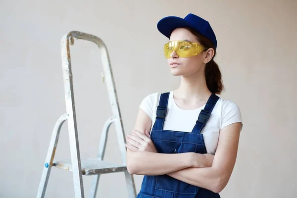 Ritratto Lavoratrice Fiduciosa Piedi Con Braccia Incrociate Sullo Sfondo Bianco — Foto Stock