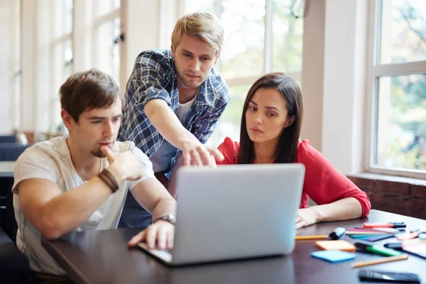 Tres Personas Negocios Mirando Los Datos Pantalla Del Ordenador Portátil —  Fotos de Stock