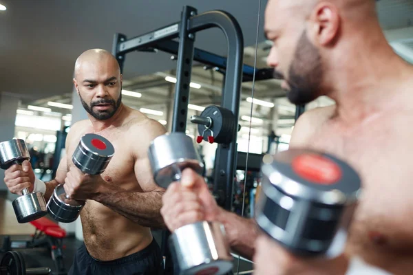 Retrato Homem Muscular Sem Camisa Olhando Espelho Fazendo Exercício Braço — Fotografia de Stock