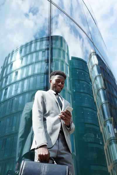 Щасливий Бізнесмен Смс Проти Сучасної Будівлі — стокове фото