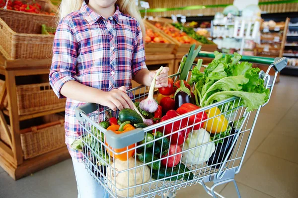 Kislány Kocsi Teljes Zöldség Vásárlás Szupermarketben — Stock Fotó
