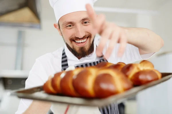 Uśmiechający Się Piekarz Świeży Chleb Pracę Kuchni — Zdjęcie stockowe