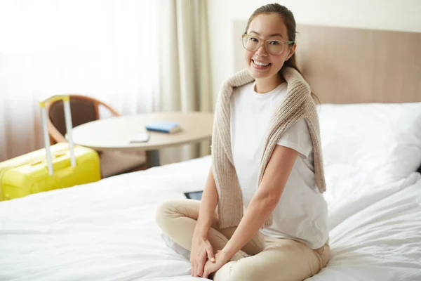 Girl Toothy Smile Looking Camera Hotel Room — Stock Photo, Image