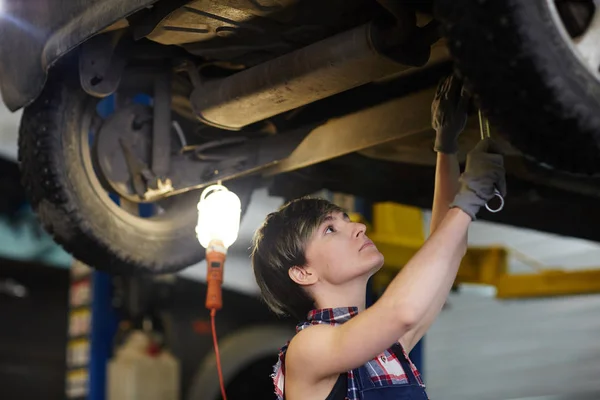 Felújítás Alatt Felemelt Autó Jármű Részei Női Technikus — Stock Fotó