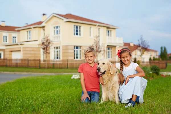 Schattige Kinderen Met Huisdier Ontspannen Het Gras Rechtenvrije Stockfoto's