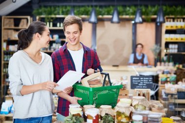 alışveriş yaparken genç Çift