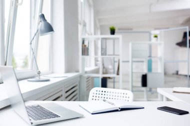 Dizüstü bilgisayar ve Not defteri, arka plan, hiçbir insan üzerinde geniş açık plan ofis iç modern çalışma alanı