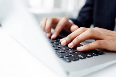 Çevrimiçi çalışma sırasında anahtarları dizüstü dokunmadan el