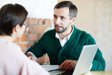 Modern tüccar müvekkilinin toplantısında danışmanlık