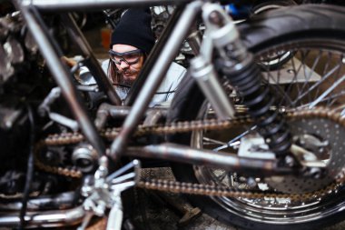 Acımasız dövmeli motorcu motosiklet özelleştirme