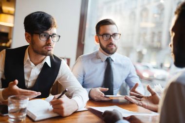 Genç meslektaşları için yeni iş proje fikirleri tartışmak