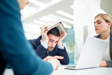 Karışık işadamı tarafından meslektaşları ile dizüstü ekran arıyorum