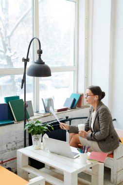 Belgeyi okumayı kulaklık ile ciddi erkek