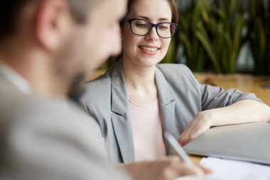 Genç işkadını ortakla sözleşme imzalama